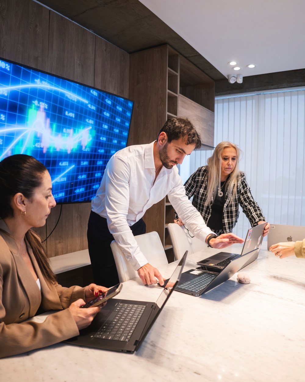Equipo de Grupo Value Latam analizando el mercado
